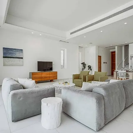 With Magnificent Sea Views ! ! פאראלימני