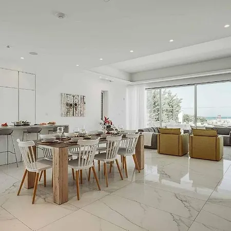 With Magnificent Sea Views ! ! וילה פאראלימני